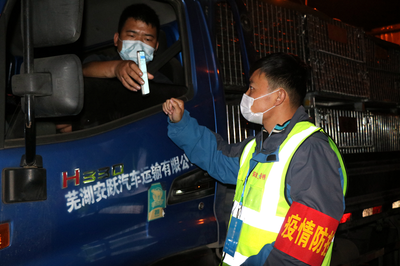 新一輪疫情發(fā)生后，安徽路橋迅速行動(dòng)，組織全體職工和勞務(wù)工人進(jìn)行全員核算檢測(cè)，筑牢疫情防控第一道防線。此外，還積極投身屬地疫情防控，踐行國(guó)企擔(dān)當(dāng)。